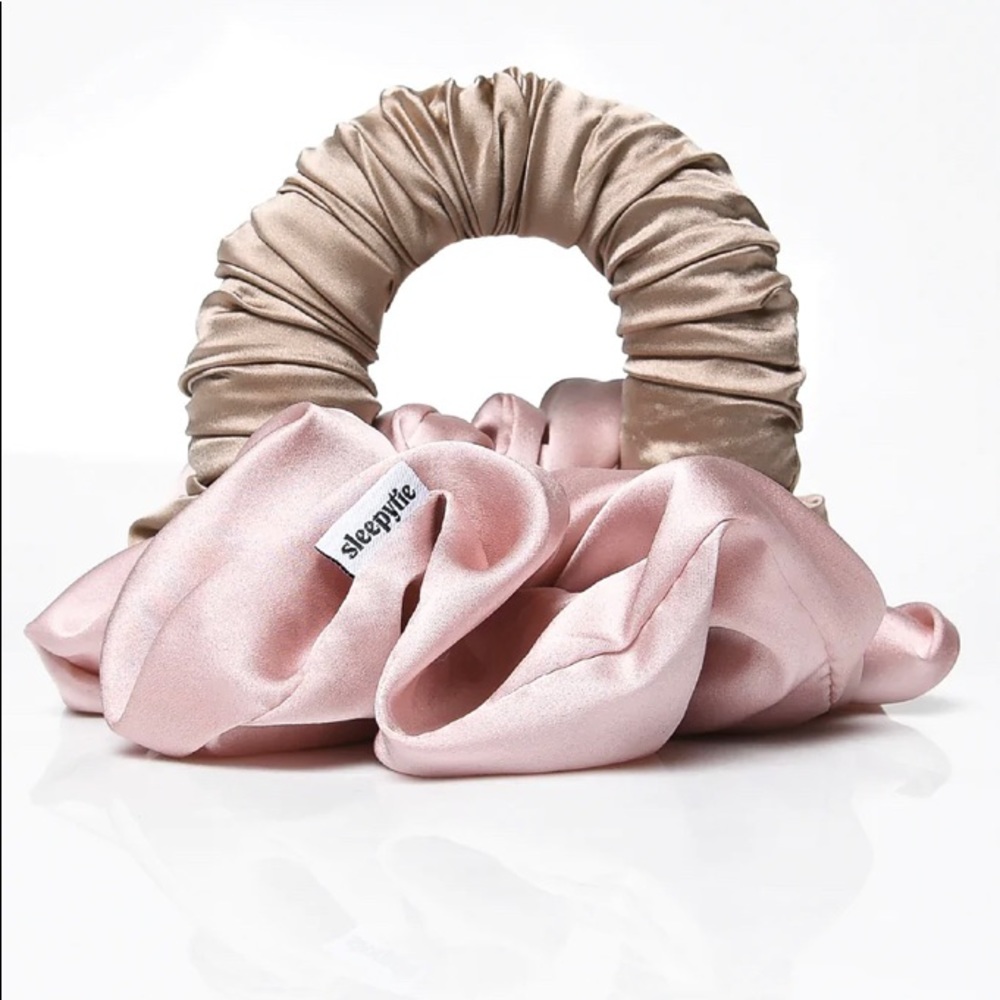 Sleepy tie scrunchy